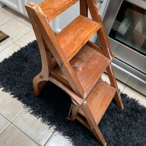 Metamorphic library chair/latter